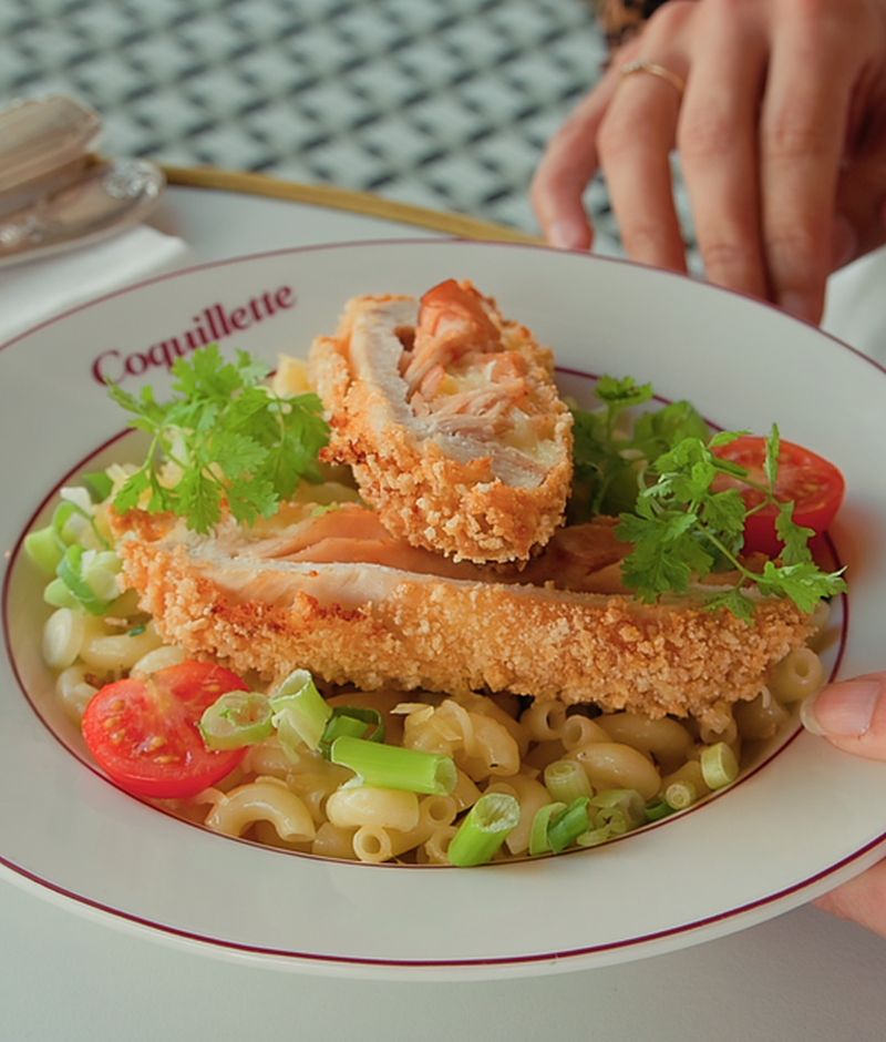 Le cordon bleu roulé de Coquillette, servi sur des coquillettes au beurre noisette