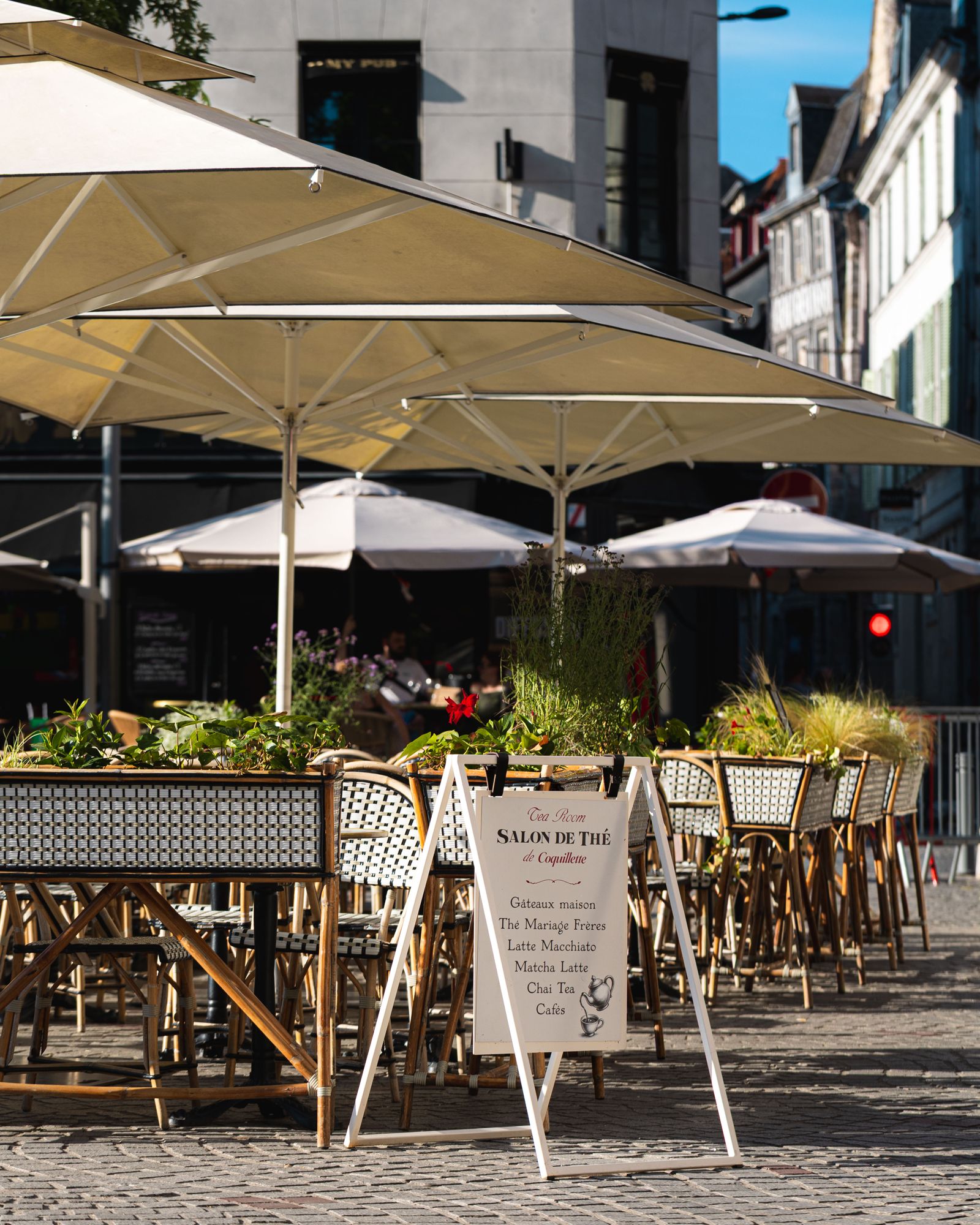 La terrasse du restaurant Coquillette et ses parasols, place du Vieux-Marché à Rouen